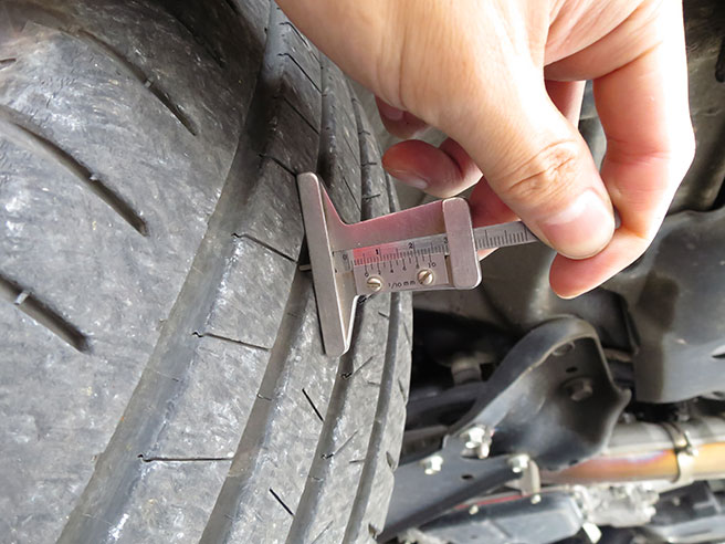 タイヤの溝測定に特化したタイヤ摩耗計