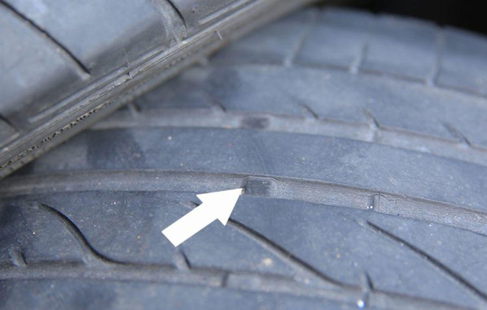 タイヤのスリップサインをチェック！タイヤの溝の見方・測り方を確認しよう！車検合格に溝は何ミリ必要？